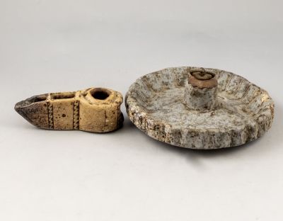 מנורה ונר שמן תימנים. לוט מנורה ונר שמן תימנים עתיקים עשויים אבן. קוטר המנורה: 19 ס"מ. אורך הנר: 