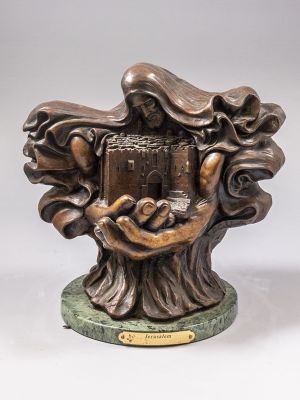 ארי הרפז (1941-2008), דמות מחזיקה את נוף ירושלים, פסל ברונזה על בסיס שיש, גובה כולל בסיס: 26 