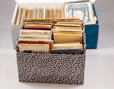 לוט גדול של גלויות ואוגדנים. לוט גדול של גלויות (הערכה: מעל 700 גלויות בודדות וכ-40 אוגדני 