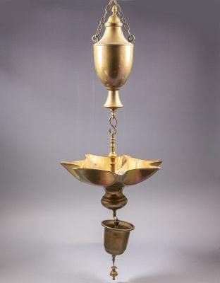 מנורת שבת הולנדית לתלייה (יודנשטרן), 1800 בקירוב. עשויה פליז. עם קערית נטף וקערית עם שבעה 