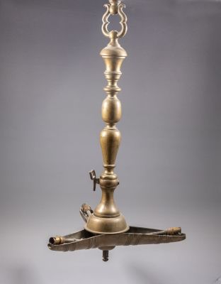 מנורת שבת יהודית (יודנשטרן) מברונזה, המאה ה-19, בעלת קערה עם שלושה בזיכים, צוואר לתלייה. אורך: 