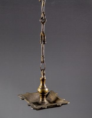 מנורת שמן לתלייה. מנורת שמן ישנה עשויה ברונזה עם קערת נטף, ארבעה בזיכים ושרשרת לתלייה. גובה 