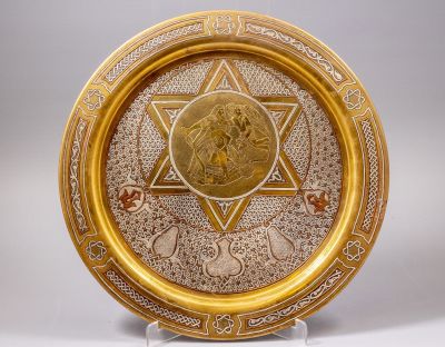 מגש פליז משובץ כסף - עקידת יצחק. מגש פליז יהודי משובץ כסף ונחושת בטכניקת דמשק, מעוטר בסצנת עקידת 