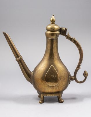 אפטבה הודי. קומקום אפטבה ברונזה הודי מוגולי, המאה ה-19, ניצב על ארבע רגלים. גובה: 27 ס"מ.