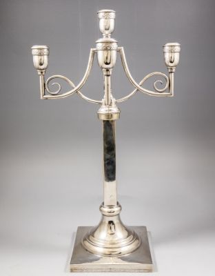 קנדלברת כסף פולנית, בעלת 5 קנים. מעוטרת בעבודת חריטה. גובה: 49 ס"מ. משקל: 871 גרם. חתומה. פגמים 