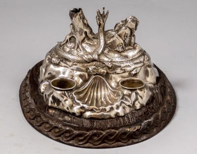 קסת דיו מכסף אלט-וין. קסת דיו אוסטרית מכסף, וינה 1856. מעוטרת בעבודת בלט חיות וצמחים. ניצבת על 