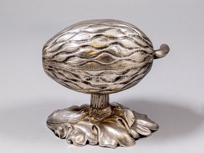 קופסת אתרוג גרמנית מכסף. קופסה לאתרוג מכסף. גרמניה, ראשית המאה ה-20. מעוצבת בצורת אתרוג ומעוטרת 