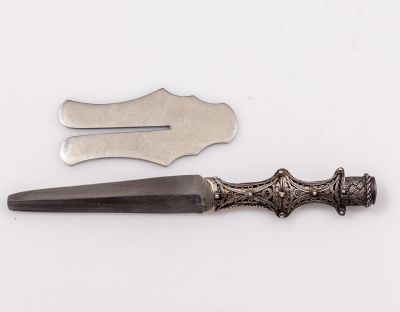 סט כלים לברית מילה, כולל: סכין מילה עם ידית כסף פיליגרן משובצת לפיס ומגן מתכת. אורך הסכין: 15.5 ס"מ.