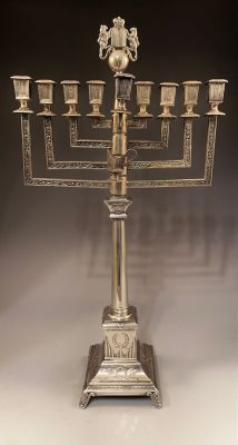 חנוכיית כסף פולנית גדולה ומרשימה בסגנון נאו-קלאסי, תוצרת JCH, שנת 1900 בקירוב. הבסיס ניצב על 