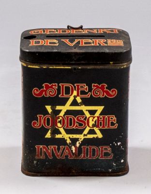 קופת צדקה הולנדית. קופת צדקה מפח, הולנד, 1920 בקירוב, הוקדשה לתרומות לנכי מלחמה יהודים, אחרי 