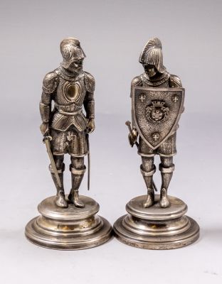 זוג פסלי כסף איטלקים. זוג פסלי כסף 800 איטלקי. בדמות לוחמים. כיתוב חרוט על הבסיס " ARMIGERO 