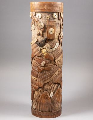 כלי מכחולים סיני. כלי למכחולים (brush pot) סיני גדול. עשוי עץ מעוטר בעבודת גילוף ושיבוץ אם 