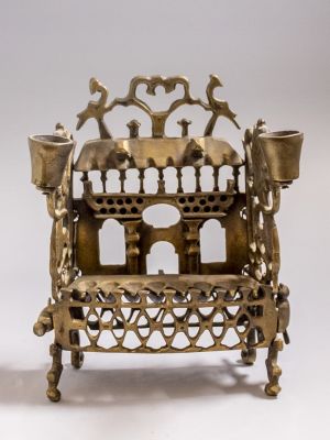 חנוכיית ברונזה פולנית, דגם קראקוב, ראשית המאה ה-20. לוח הגב מעוטר בעבודה פתוחה בדמויות ציפורים 