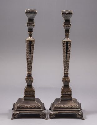 פמוטי כסף, הצורפים. זוג פמוטי כסף סטרלינג תוצרת הצורפים. גובה: 33 ס"מ. משקל כולל: 492 גרם. 