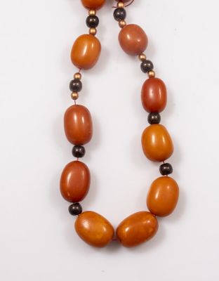 מחרוזת ענבר איכותית בצבע "butterscotch". סה"כ 19 חרוזים, אורך כל חרוז: 20-32 מ"מ. אורך השרשרת 