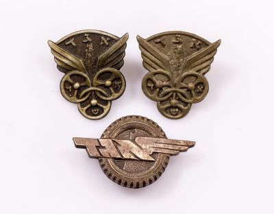 סמלי כובע, אגד. לוט 3 סמלי כובע מוקדמים של אגד. רוחב: 27-40 מ"מ.