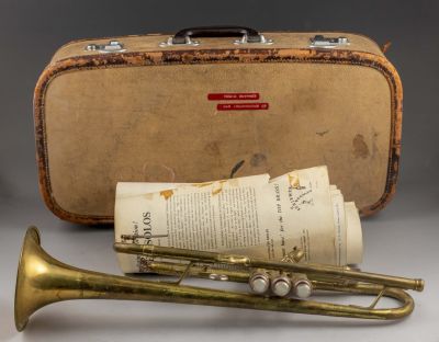 חצוצרה בריטית ישנה תוצרת חברת Foreign, נתונה במזוודת עור מקורית. מידות המזוודה: 25X51X15 ס"מ. 