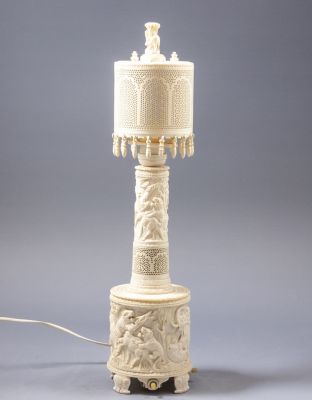 מנורת שלוחן הודית. מנורה שולחן מגולפת, הודו שנות ה-20. עשויה עבודת גילוף מרשימה עם סצנות צייד של 