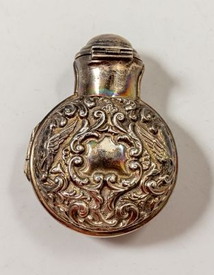 בקבוק בושם אנגלי, זכוכית וכסף. בקבוק בושם אנגלי מכסף וזכוכית, לונדון 1927. בקבוק זכוכית ירוקה עם 