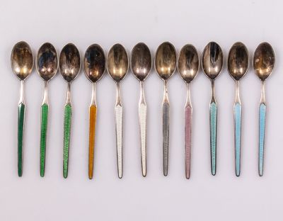 כפיות כסף ואמייל. לוט 11 כפיות כסף סטרלינג הולנדיות מעוטרות באמייל צבעים שונים. אורך: 11 ס"מ. 