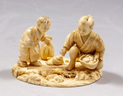 אוקימונו יפני איכותי, תקופת מייג'י (Meiji). מגולף בצורת ילדים מלקטים קונכיות בחוף הים וביניהם 