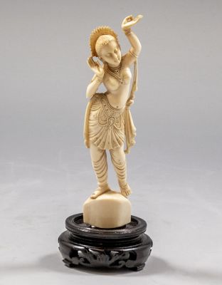 פיגורה הודית מגולפת בדמות אלה הינדית. מחוברת לבסיס עץ. גובה (ללא בסיס): 14 ס"מ. מצב טוב מאד.