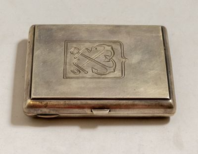 קופסת סיגריות רוסית מכסף 875. מעוטרת חריטת עוגנים ומונוגרמה. מידות: 10X8.5 ס"מ, משקל: 171 גרם. 