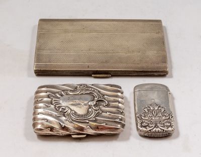 קופסאות כסף. לוט שלוש קופסאות כסף, שתי קופסאות סיגריות ואחת וסטה. משקל כולל: 252 גרם. 13X8/ 8X6/ 