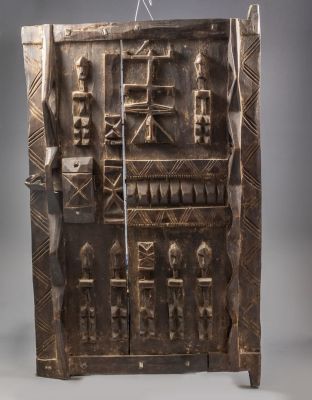 דלת עץ אפריקאית. דלת עץ של אסם, שבט דוגון (Dogon), מאלי, מעוטרת גילופי עץ עם מוטיבים של פריון. 