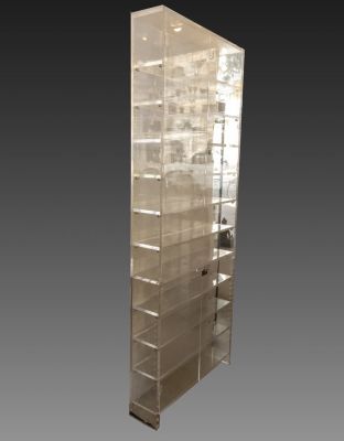 ויטרינה פרספקס לתצוגה. ויטרינה לתצוגה עשויה פרספקס, עם שתי דלתות ונעילה, מדפים מודולריים. גובה: 