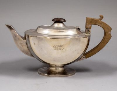 קומקום כסף אנגלי. קומקום כסף סטרלינג אנגלי תוצרת Ernest W Haywood, ברמינגהם, 1941. ידית הקומקום 