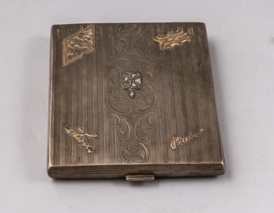 קופסת כסף פולנית לסיגריות, מעוטרת עיטורי חריטה ומשולבת מונוגרמות מזהב. מידות: 8X10X1 ס"מ. משקל: 