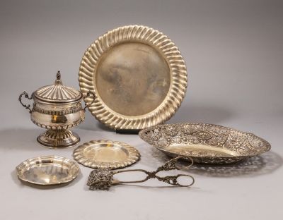 כלי כסף שונים. לוט כלי כסף שונים, כולל: קערה מעוטרת עבודת בלט וחסר, כלי לסוכר מעוטר בעבודת בלט 