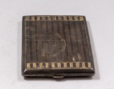קופסת סיגריות מכסף. קופסת כסף אוסטרית לסיגריות, מעוטרת בדוגמת פסים. מוזהבת בחלקה הפנימי. מידות: 