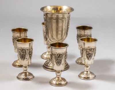 סט כוסות וגביעי קידוש מכסף. סט כוסות וגביע קידוש מכסף סטרלינג, כולל: גביע ו-6 כוסיות. מעוטרים 