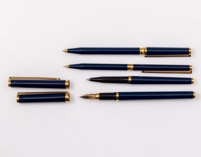 סט עטים, Dupont. סט עטים תוצרת S.T Dupont, בצבע כחול, כולל נובע (ציפורן זהב 18K), כדורי, רולר 