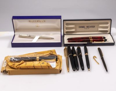 עטים, יצרנים שונים. לוט מגוון של עטים, יצרנים שונים, כולל Sheaffer "אף תוכי" עם ציפורן זהב 