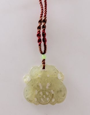 תליון ג'ייד סיני. תליון ג'דייט (jadeite) סיני מגולף בצורת חרק. לתליון מחוברת שרשרת עשויה חוטים 