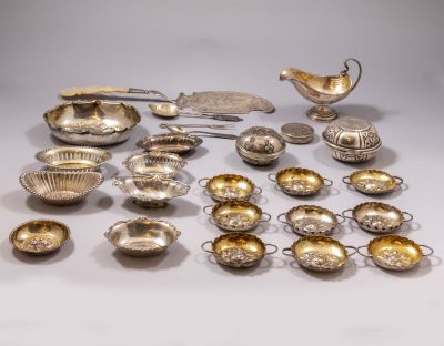 לוט כלי כסף קטנים הכולל קעריות, פמוטים, כפיות, רוטבייה ועוד. אורך: 4-30 ס"מ. משקל כולל: 585 