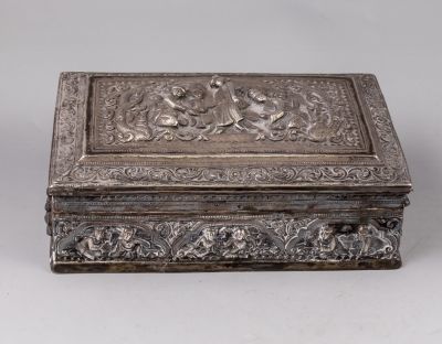 קופסת כסף בורמזית. קופסת כסף 950, בורמה. מעוטרת בעבודת בלט עדינה עם סצנות מפורטות הכוללות דמויות 