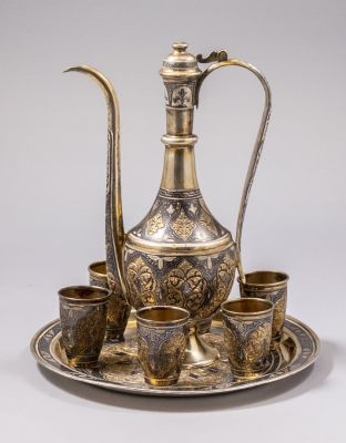 סט קפה מכסף וניילו. סט קפה מכסף כולל: מגש, קומקום, ו-6 כוסות. מעוטר בהזהבה ועבודת ניילו במוטיבים 