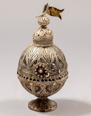 מגדל בשמים מכסף. מגדל בשמים עשוי כסף מעוטר בעבודת פיליגרן. גובה: 11 ס"מ. משקל: 83 גרם. לא נמצאה 