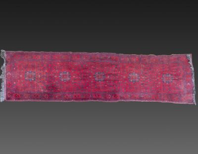 שטיח ראנר אפגני חל-ממדי מעוטר במוטיבים צמחיים וגיאומטריים. מידות (ללא גדילים): 297X81 ס"מ. 