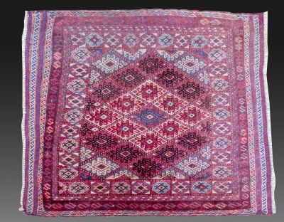 שטיח אוזבקי, מידות: 140X123 ס"מ. שחיקה.