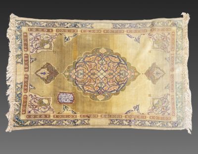 שטיח קרמן (Kerman) פרסי איכותי, עשוי צמר על כותנה, סוף המאה ה-19. מעוטר כתובת באותיות ערביות. 