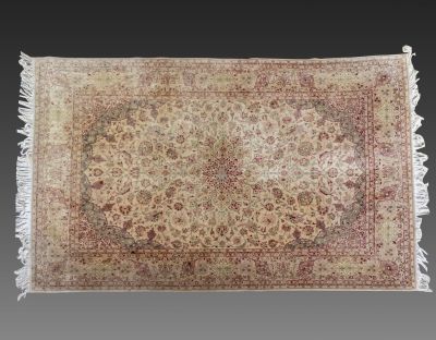 שטיח איספהן פרסי, מעוטר בציפורים וצמחים. מידות: 230X152 ס"מ. פגמים קלים וכתמים.