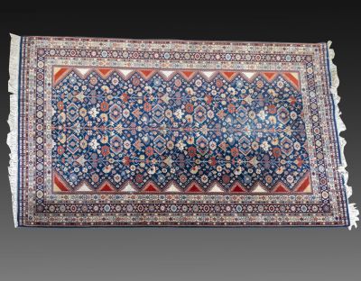 שטיח דוגמת שיראז. שטיח מכונה דוגמת שיראז. מידות: 145X301, כתמים קלים.