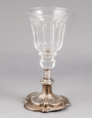 כוס קידוש הולנדית, קריסטל וכסף 1863, נושאת כיתוב " זכור את יום השבת לקדשו י"א אלול ת"ר"כ"ג". 