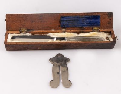 סט כלי מילה כולל: סכין ומגן מילה מצופה כסף. הסכין נתונה בקופסת עץ ועל מגן המילה מוטבע השם 