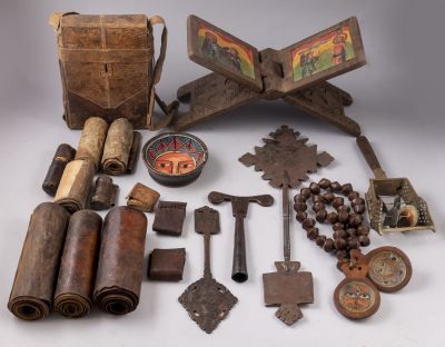 לוט גדול של פרטי קודש אתיופים הכולל: - כתב יד על קלף, מכתבי הקודש. אתיופיה, [המאה ה-19]. געז. 